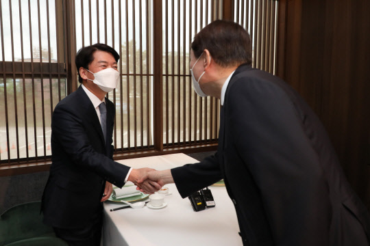 안철수 국민의당 대표(왼쪽)와 윤석열 전 검찰총장(오른쪽)이 7일 서울 종로구 한 중식당에서 1대1 오찬을 갖기 위해 만나 인사하고 있다.연합뉴스